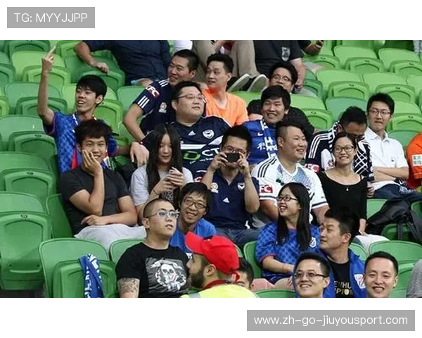 上海申花球迷现场拉横幅支持扣分后的球队