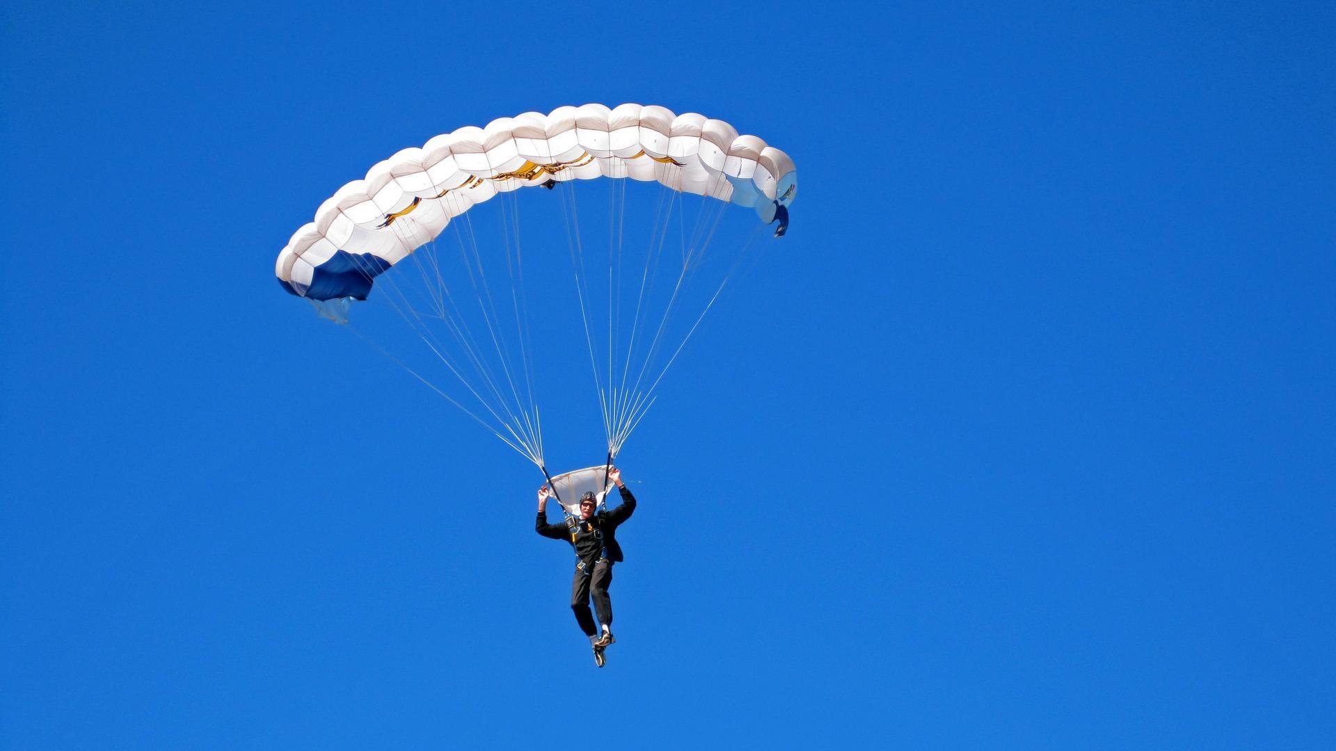 九游官网下载电脑版-王艺迪苦战七局逆转夺冠！赢球后握拳冲天怒吼，向镜头开心招手并飞吻